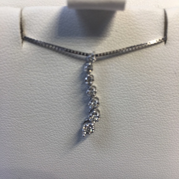 10K white gold journey diamonds pendant - Picture 3 of 4